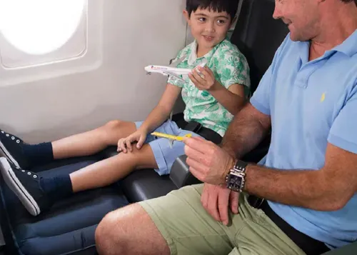 Inflatable foot rest with pump